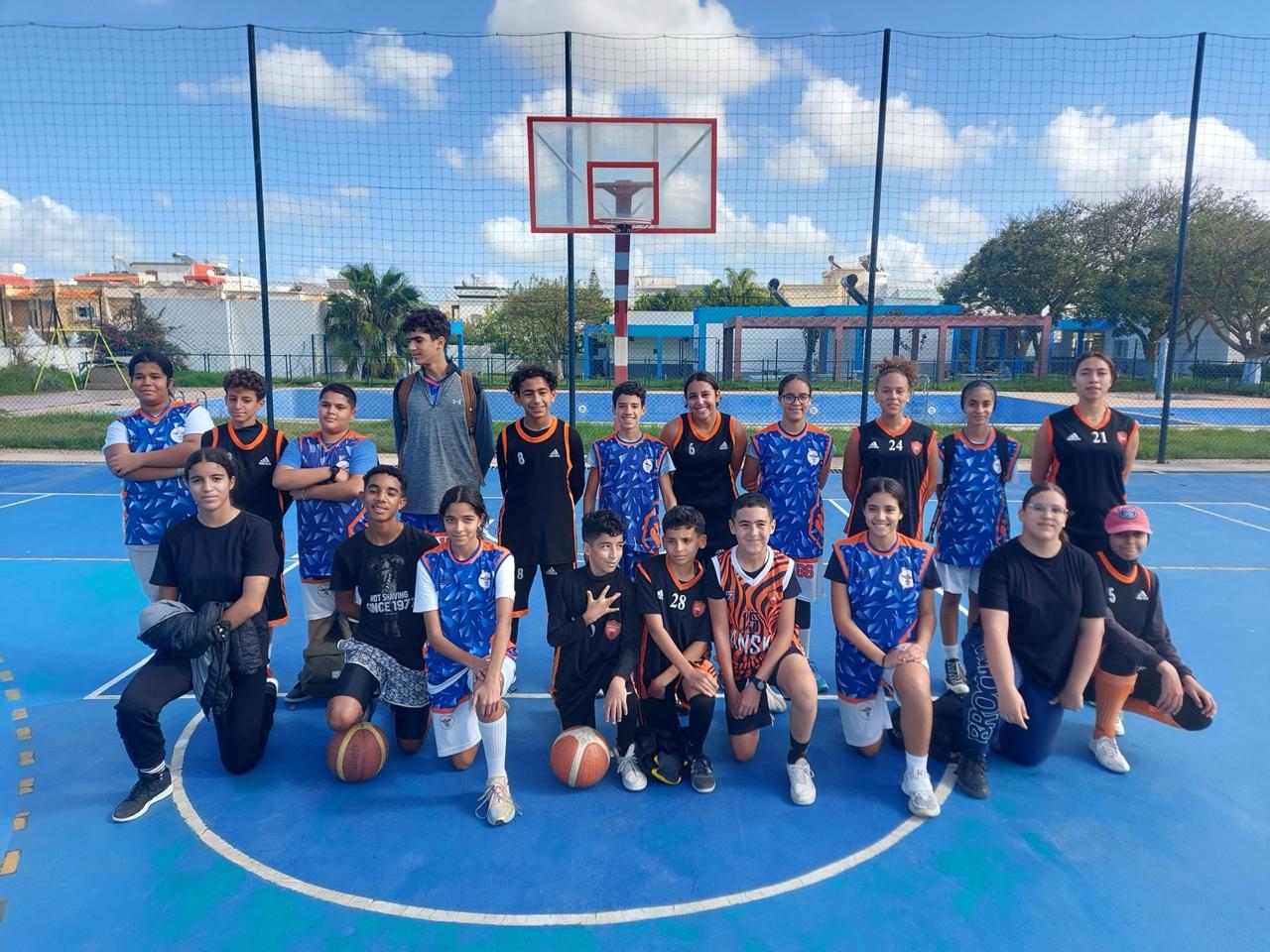 Groupe de basketball de l'ASEK réuni sur le terrain à Kénitra