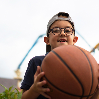 Jeune joueur ASEK avec un ballon de basket