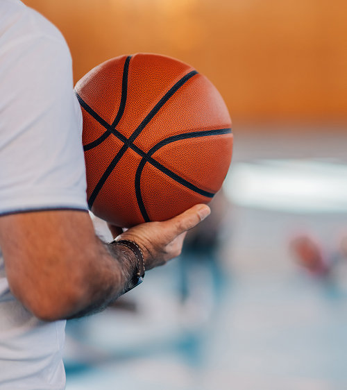 Entraîneur ASEK tenant un ballon de basket
