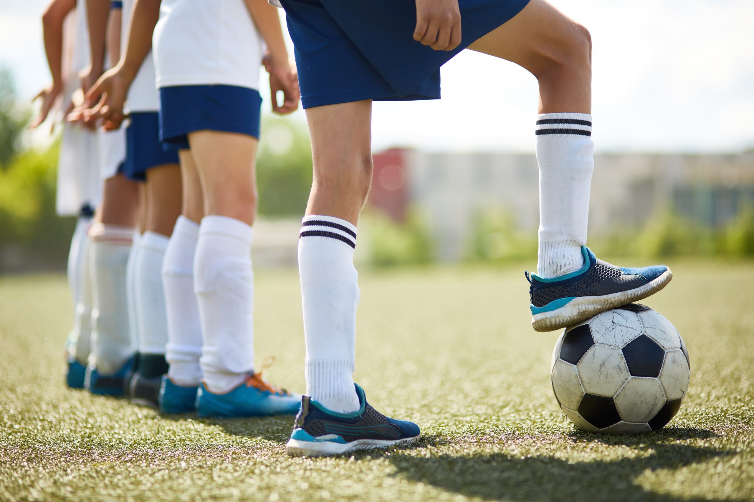 Jeunes footballeurs alignés sur la pelouse avant le match